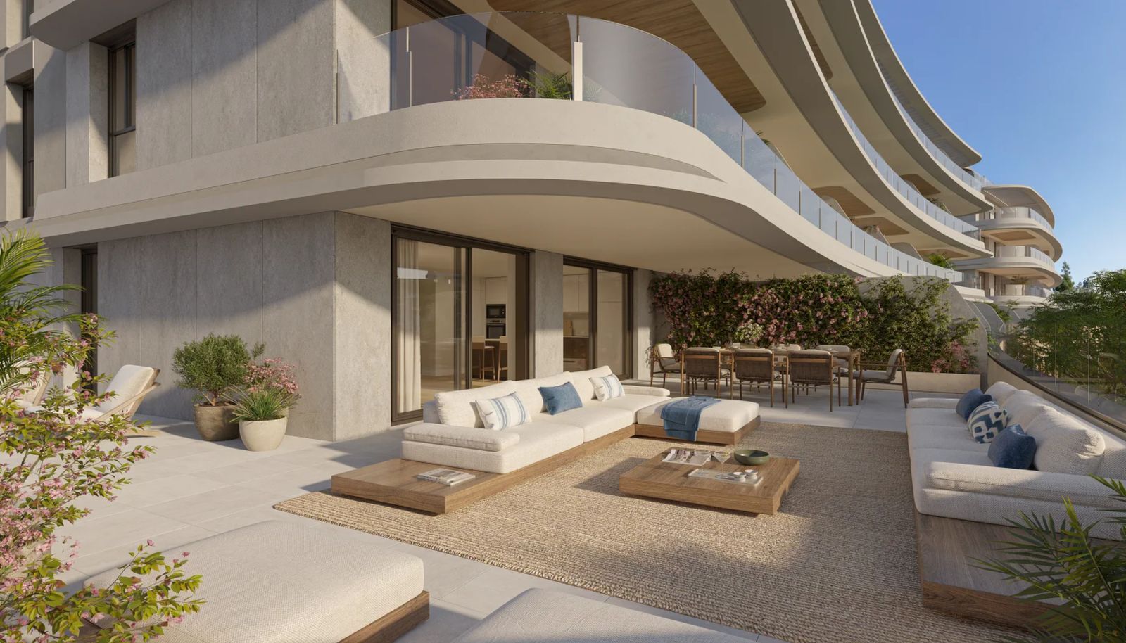 Luxe terras bij The Kove met zithoek en eethoek.